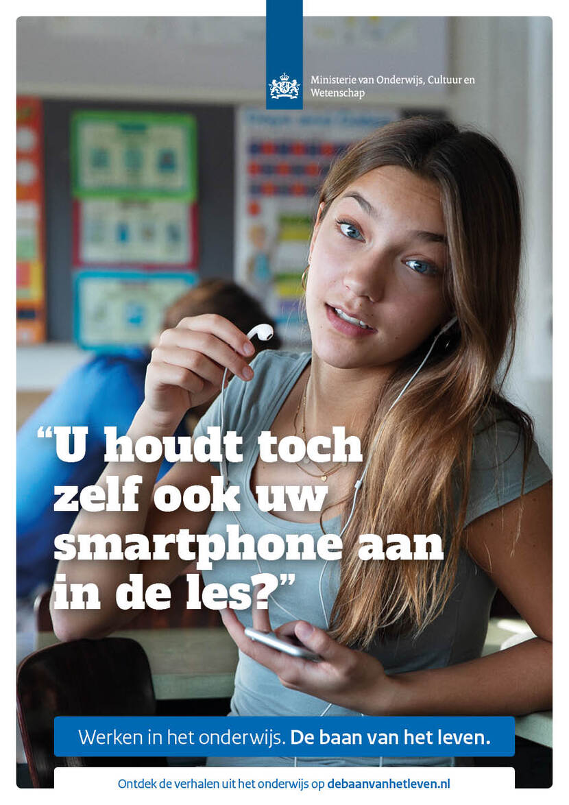 u-houdt-toch-zelf-ook-uw-smartphone-aan-in-de-les_staand